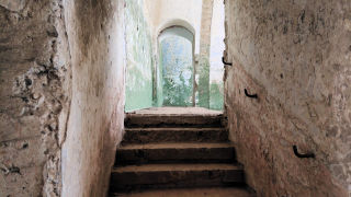 Obraz zawieraj�cy schody, �ciana, Ruiny, budynek

Opis wygenerowany automatycznie