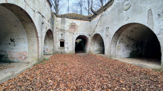 Obraz zawieraj�cy na wolnym powietrzu, ziemia, budynek, kamie�

Opis wygenerowany automatycznie