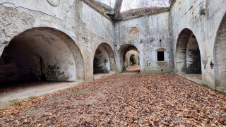 Obraz zawieraj�cy ziemia, na wolnym powietrzu, budynek, kamie�

Opis wygenerowany automatycznie