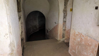 Obraz zawieraj�cy budynek, �ciana, piwnica, bunkier

Opis wygenerowany automatycznie