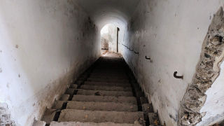 Obraz zawieraj�cy schody, �ciana, budynek, opuszczone

Opis wygenerowany automatycznie