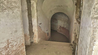 Obraz zawieraj�cy budynek, �ciana, Ruiny, piwnica

Opis wygenerowany automatycznie