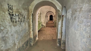 Obraz zawieraj�cy budynek, �ciana, Ruiny, �uk

Opis wygenerowany automatycznie