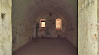 Obraz zawieraj�cy budynek, �ciana, Krypta, �uk

Opis wygenerowany automatycznie