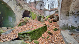 Obraz zawieraj�cy na wolnym powietrzu, kamie�, ska�a, �ciana

Opis wygenerowany automatycznie