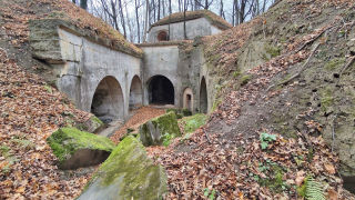 Obraz zawieraj�cy na wolnym powietrzu, kamie�, budynek, ro�lina

Opis wygenerowany automatycznie
